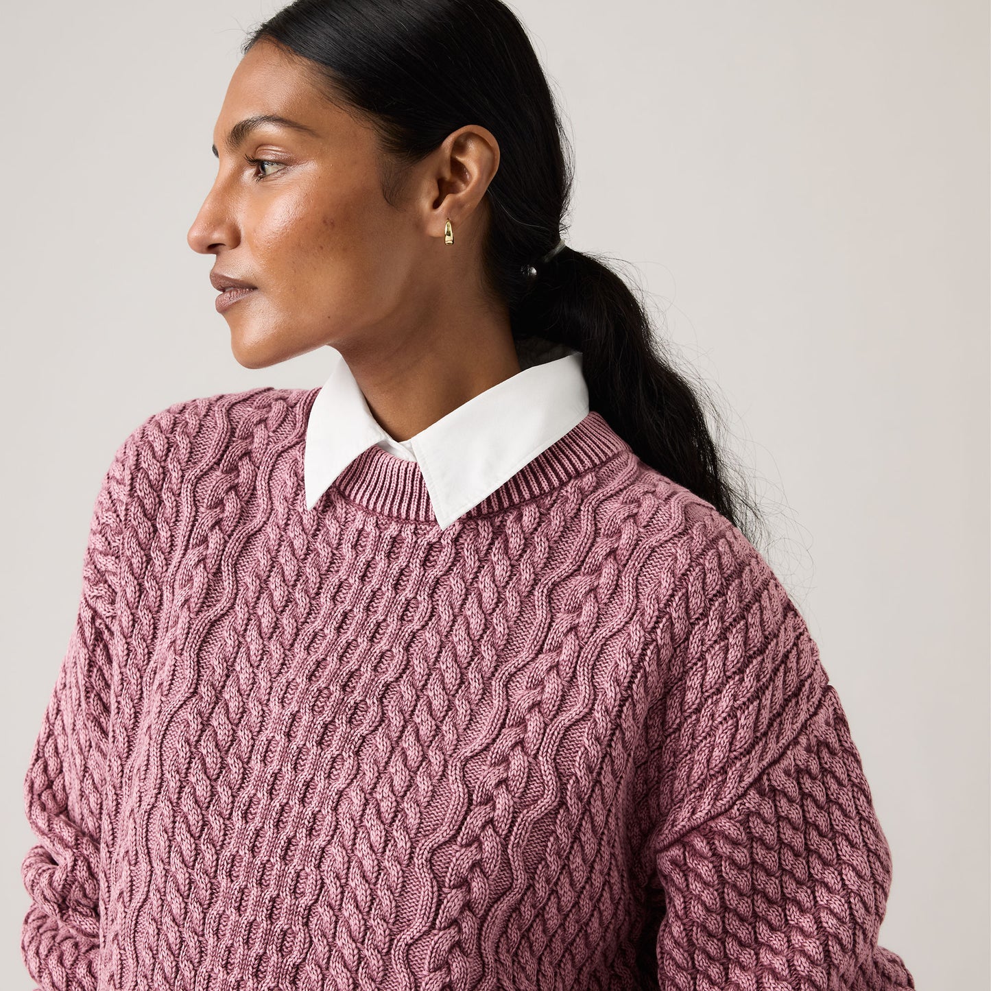 레일라 케이블 크루넥 스웨터