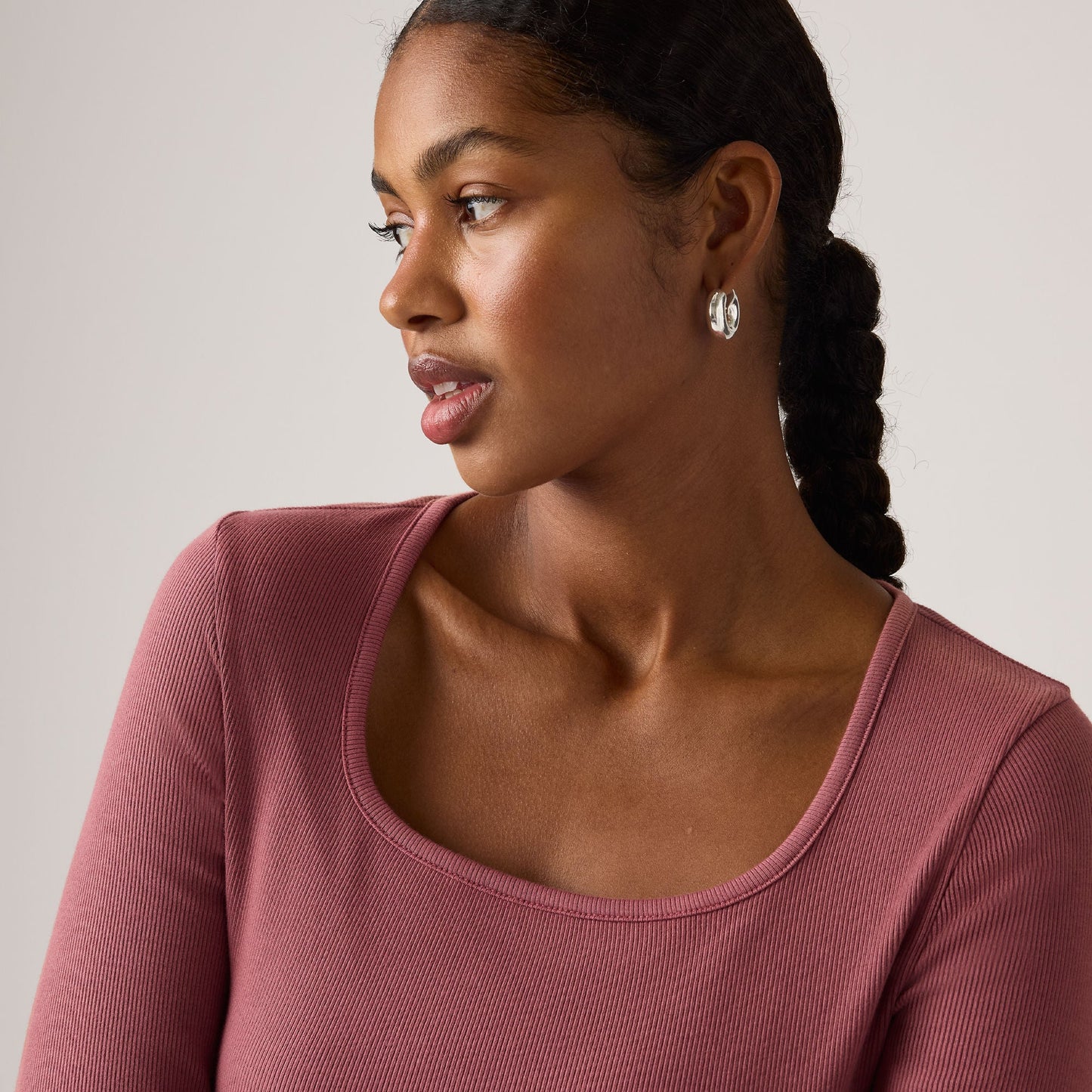 에센셜 스퀘어넥 롱슬리브 티